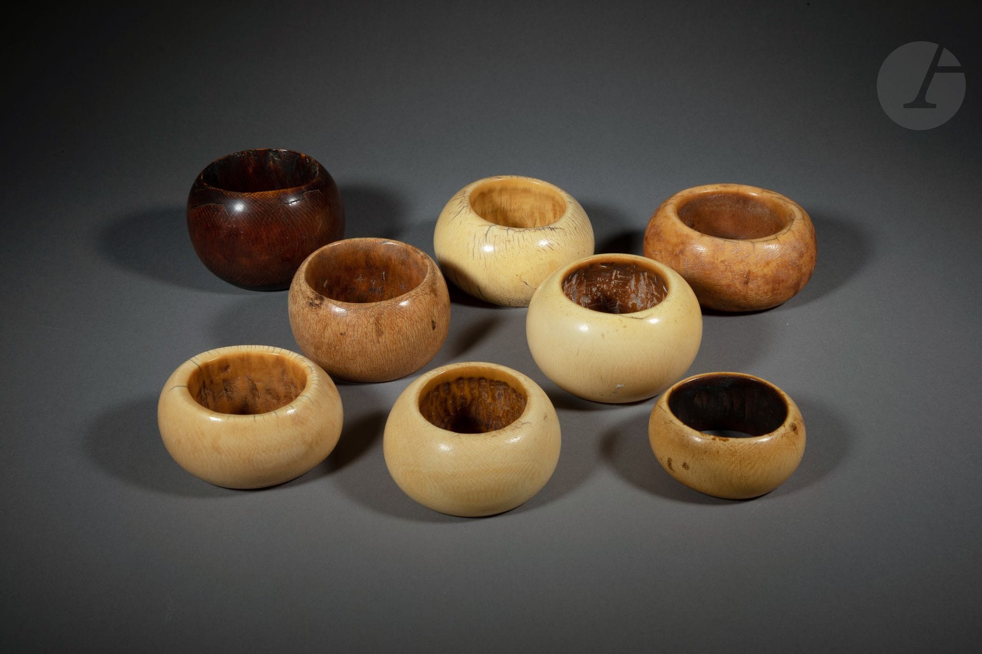 Lot gathering eight old very beautiful bracelets of which a bracelet of brown color with small lack on the inside.

Baule, Yohoure or Gouro, Ivory Coast.

Ivory, superb patina of use.

D. from 9 to 11 cm



Provenance:

Christian Debenest Collection