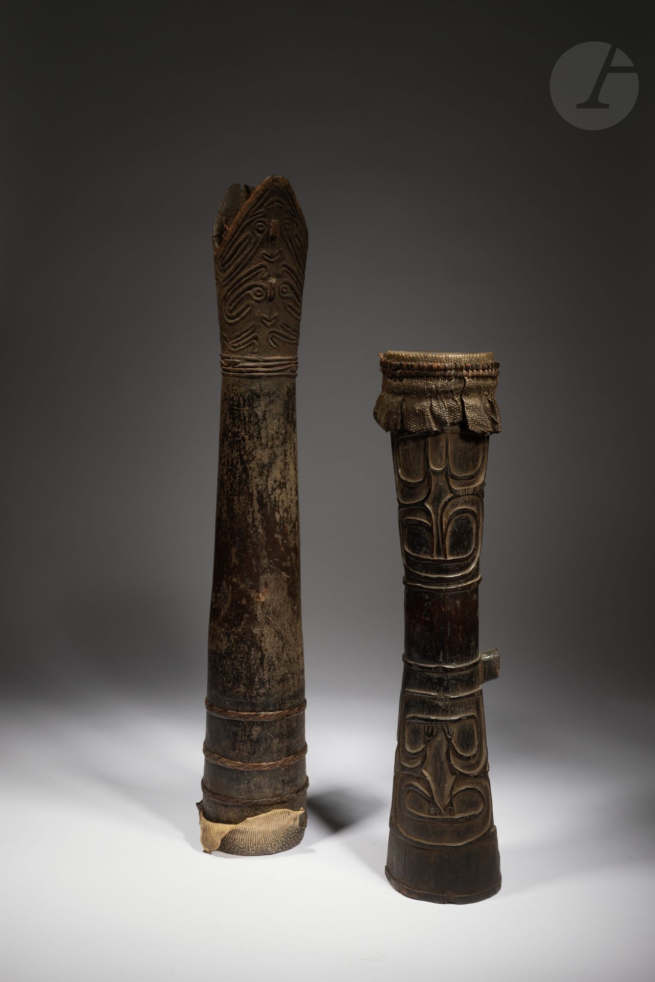 
Lot réunissant deux anciens tambours dont un Asmat à la très belle patine laquée et un autre du Golf Papou orné de motifs de masques superposés et sculpté à la pierre.

Voir pour celui du Golf Papou un exemplaire comparable dans Masterpieces from the Jolika collection, 1995, n° 475, p. 499.

Pays Asmat et Golf de Papouasie, Papouasie Nouvelle-Guinée

Bois, peaux de varans, rotins tressés, restaurations indigènes sur le Golf Papou, manque de la poignée (casse ancienne) sur l'Asmat.

H. : 84 et 64 cm



Provenance : 

Crispin Howarth
