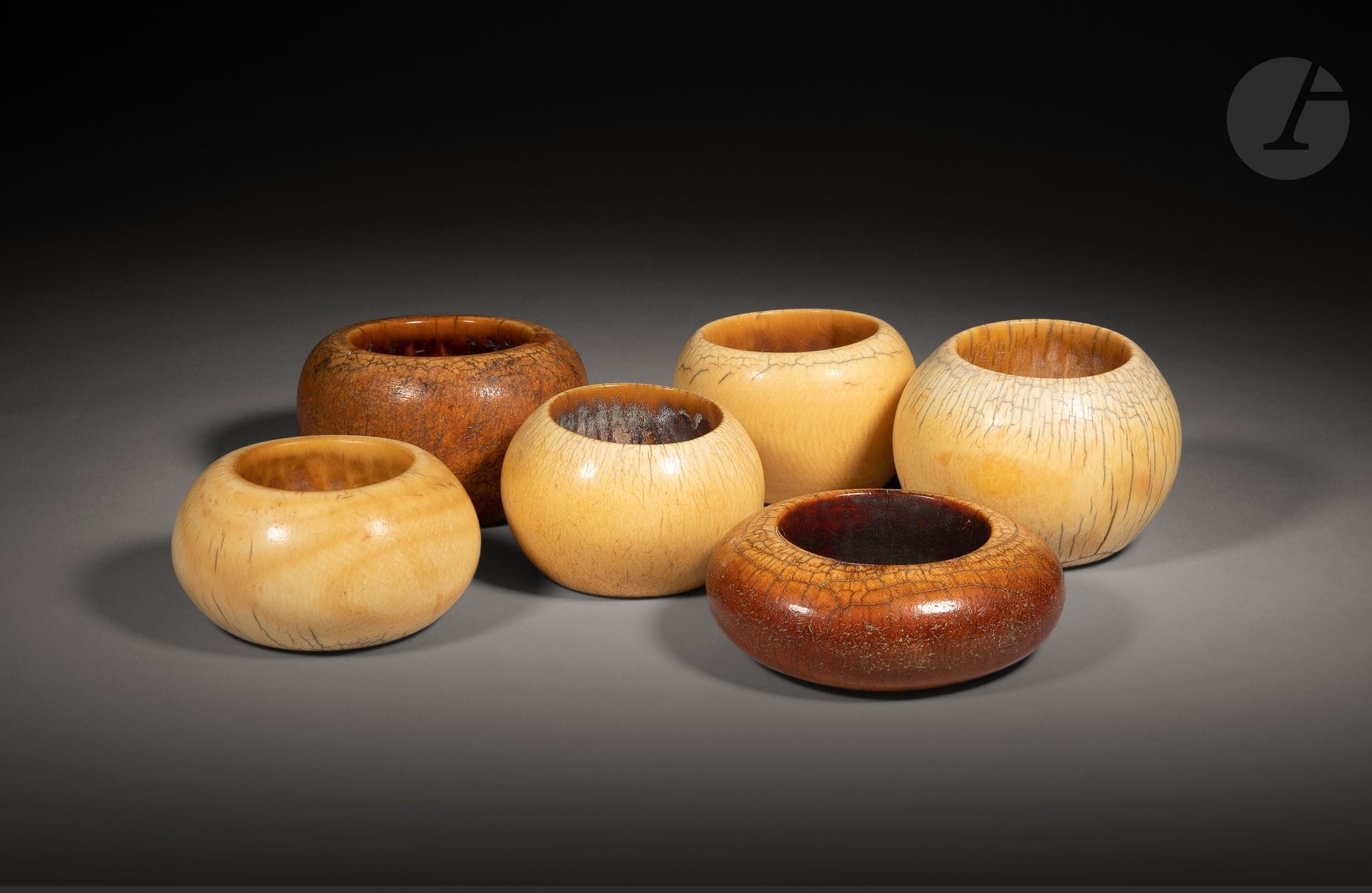 Un lot réunissant six anciens et superbes bracelets. 

Baoulé, Yohouré ou Gouro, Côte d'Ivoire.

Ivoire, superbes patines d'usage

D. : de 9,5 à 12 cm



Provenance :

Collection Christian Debenest