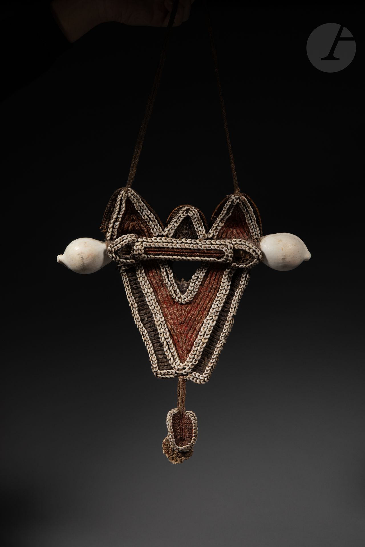Fofona male pectoral 

Eastern Highlands, Papua New Guinea

Basketry, shells and polychromy.

H. 37cm, L. 33 cm