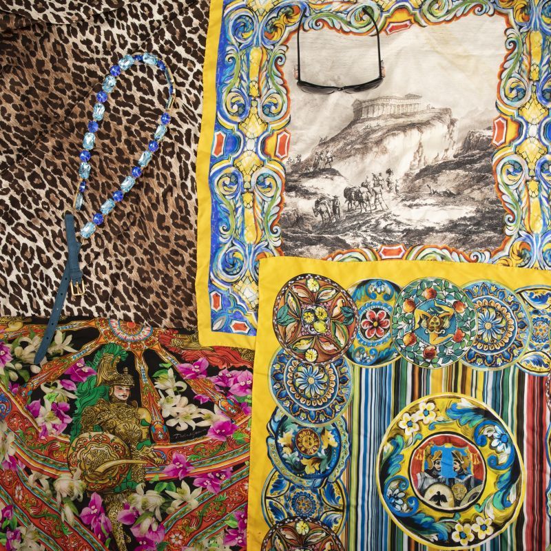 Dolce & Gabbana. Lot de 6 pièces : 4 foulards en soie, 1 ceinture métal doré pierres bleues et peau, 1 paire de lunettes de soleil (quelques traces d usage)