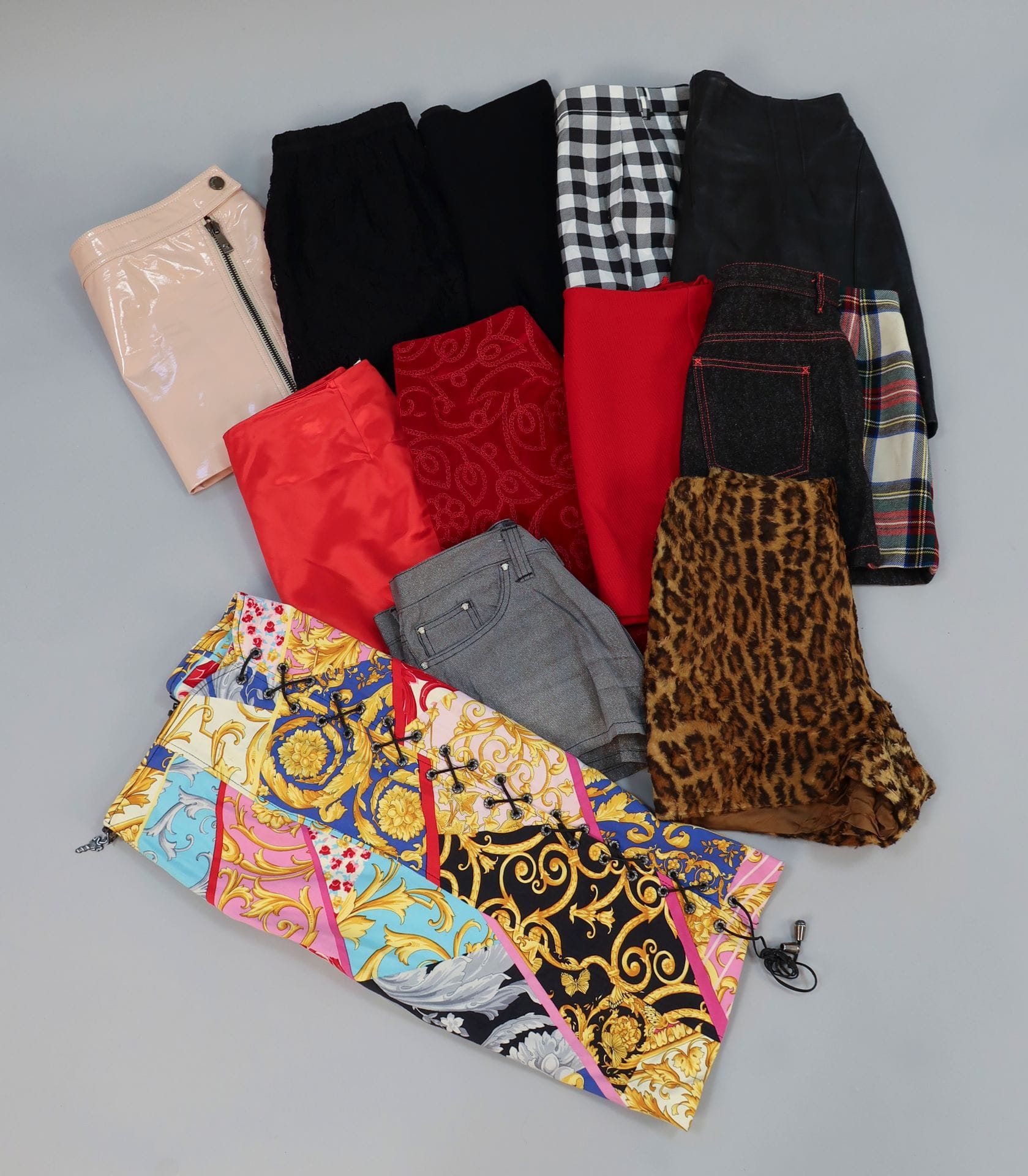 Lot de 12 jupes et shorts dont 6 Versace, 3 Dolce & Gabbana, 1 en velours brodé rouge Kenzo, 1 en cuir Jean-Claude Jitrois et 1 Pinko. T. 36/38 env.