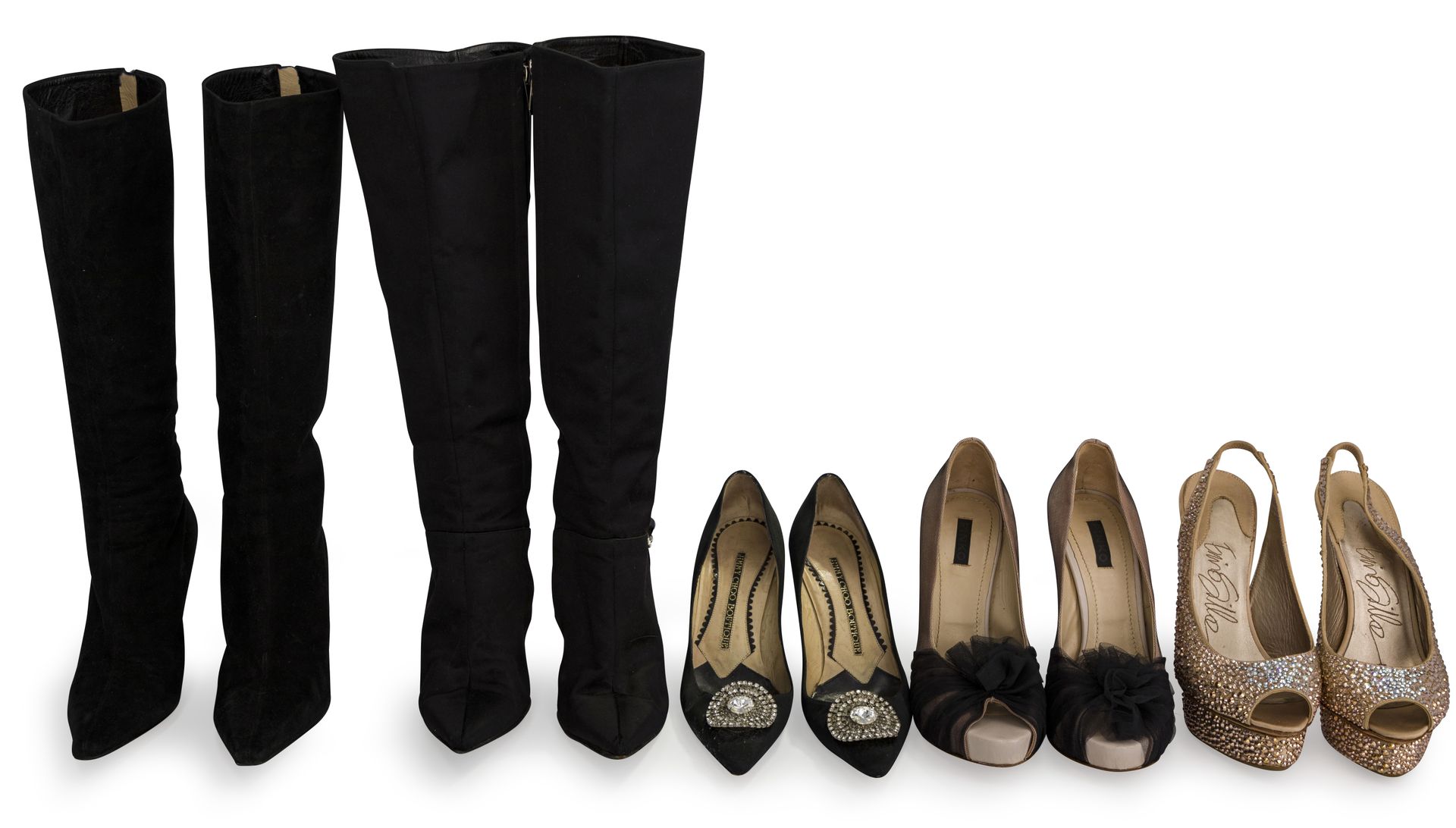 Jimmy Choo. 2 pairs of black boots one satin and the other suede. S. 36,5 and 37. We joined 3 pairs of pumps: Jimmy Choo, Pinko and Le Silla, S. 36 and 37 (wear, in the state)
