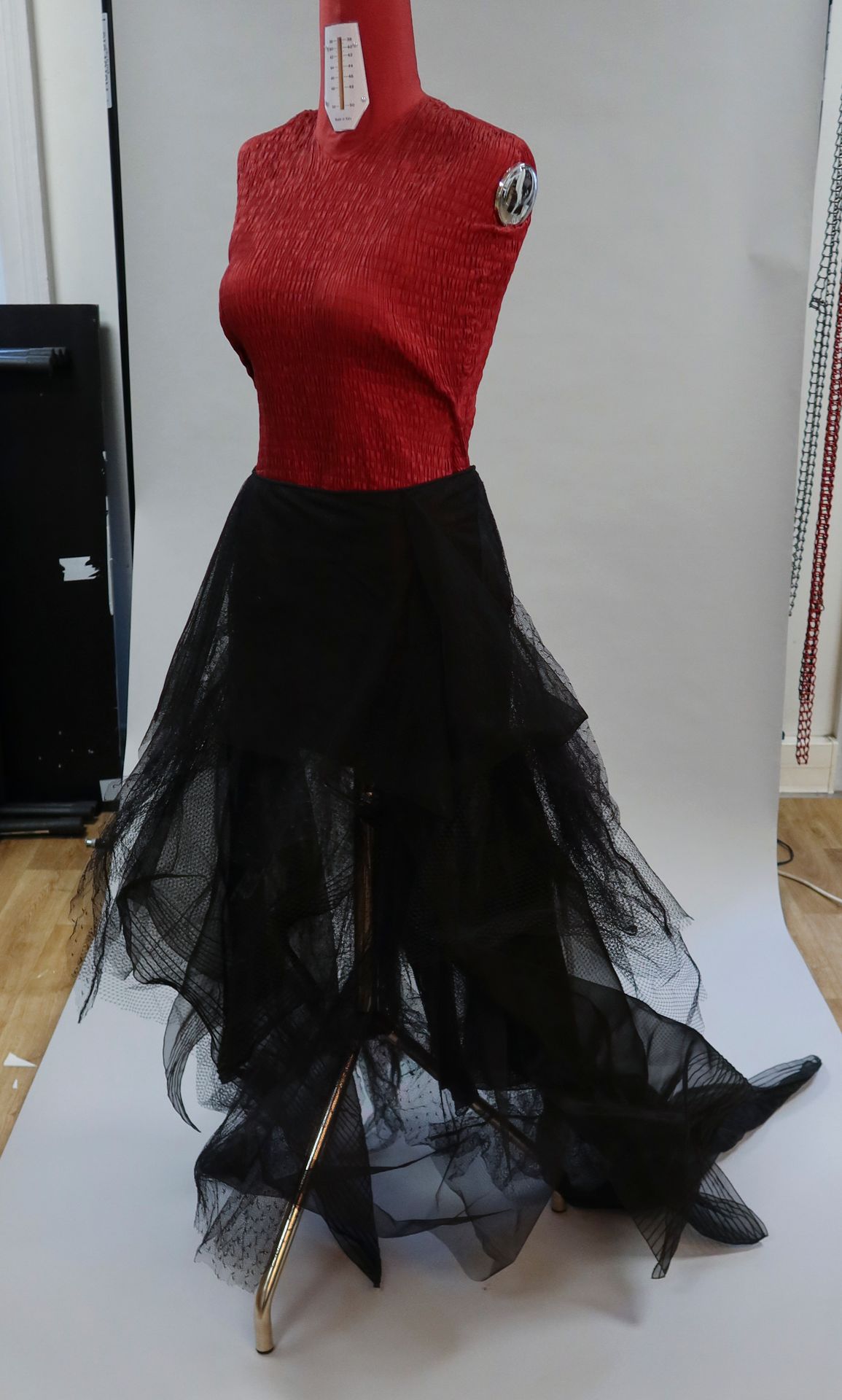 Lot de 6 pièces : 1 jupe Versace en tulle et organza noirs, un ensemble veste et jupe satin jaune paille Versace (taches), une jupe noire Karl Lagerfeld, 2 vestes noires Pinko, 1 chemise blanche Dolce & Gabbana. T.36 env.