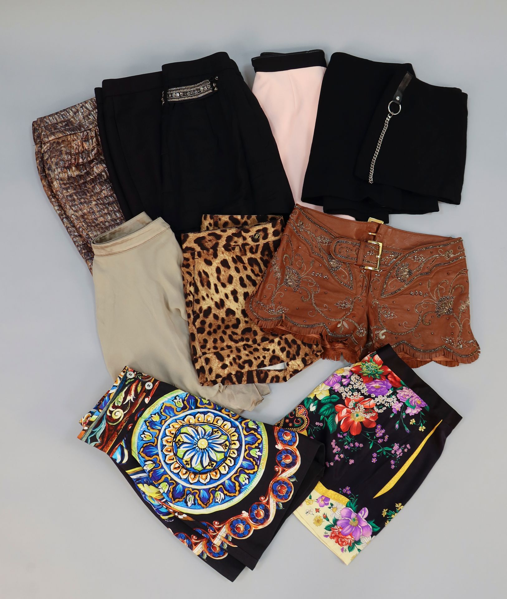 Lot de 12 jupes et shorts dont 2 Versace, 1 Balenciaga, 7 Dolce & Gabbana et 2 Pinko. T. 36/38 env.