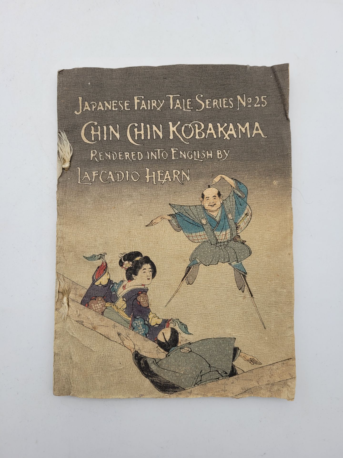Japanese Fairy Tale Series N°25
Chin chin Kobakawa
Edition Hasegawa sur papier crépon avec illustrations à l'aquarelle. Traduit en anglais par Larcadio Hearn
Quelques pliures et usures