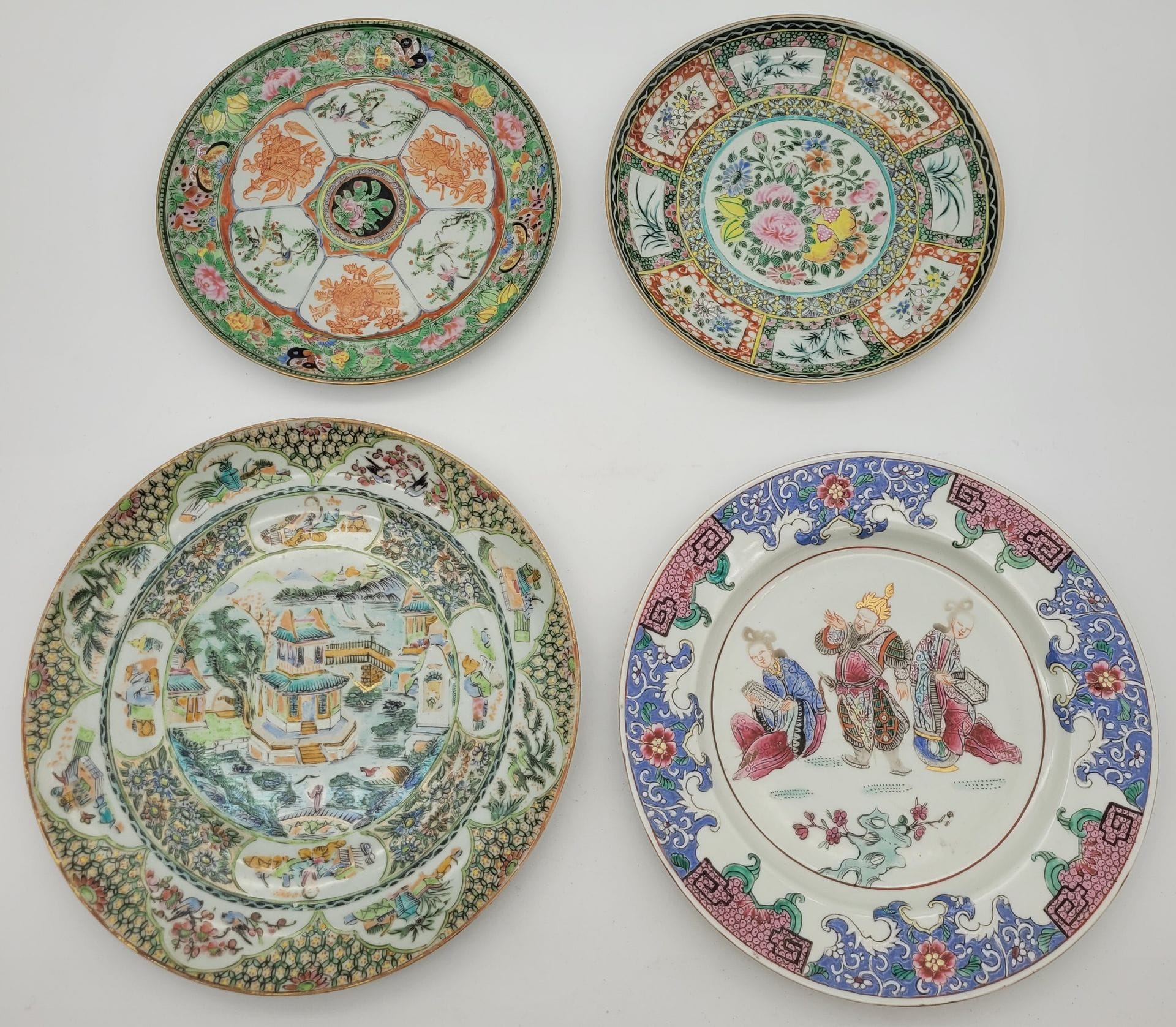 Quatre assiettes en porcelaine, Chine, XIXe - XXe siècle
Dont : 
- 3 en porcelaine de Canton.
- 1 à décor polychrome de 3 personnages au centre.
Bords ébréchés. 
Diamètres : de 19,6 à 24,5 cm