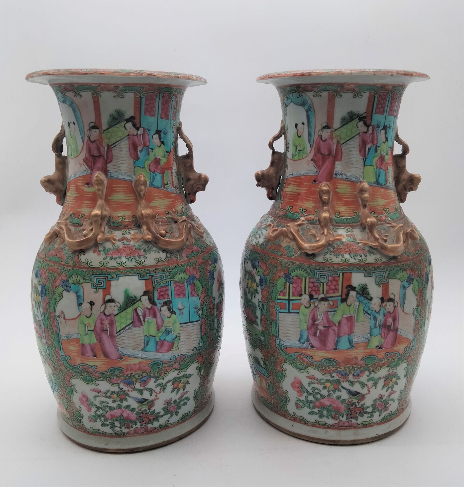 Paire de vases en porcelaine, Chine, Canton, fin XIXe siècle
A décor polychrome dans des réserves d'oiseaux et de personnages. Anses en forme de chimère, la panse ornée de dragons en relief.
Hauteur : 35 cm