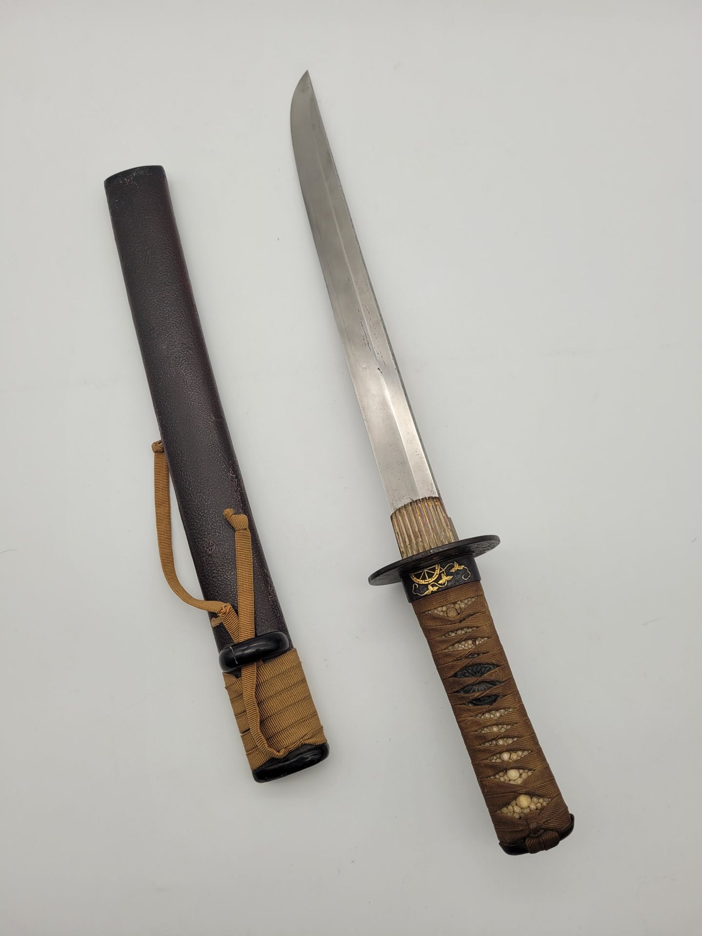 Tanto, Japon, fin XIXe siècle époque Bakumatsu
La poignée et tissu et galuchat.
Fourreau laqué.