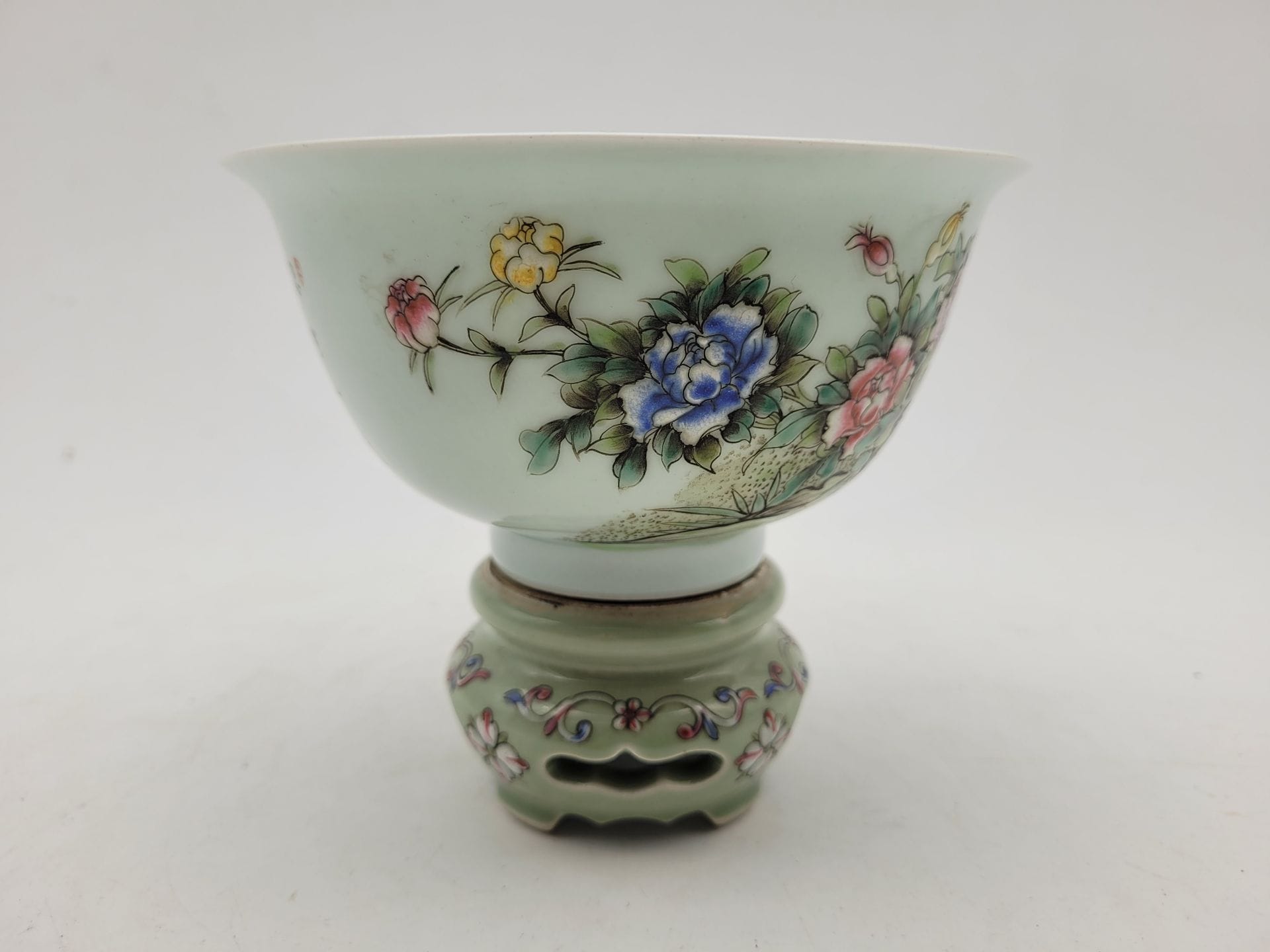
Porcelain bowl decorated with birds in flowers, China, 20th century

Mounted on a mobile celadon porcelain base

Height : 11,5 cm
