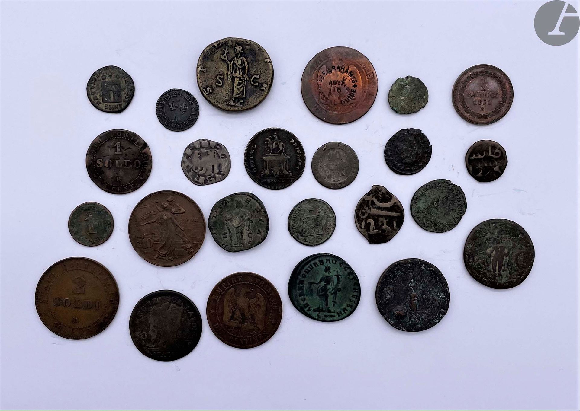 Lot de 15 monnaies en bronze variées, françaises et étrangères, principalement XIXe

Joints 7 bronzes romains, principalement IIe-IIIe siècle

Etat TB.