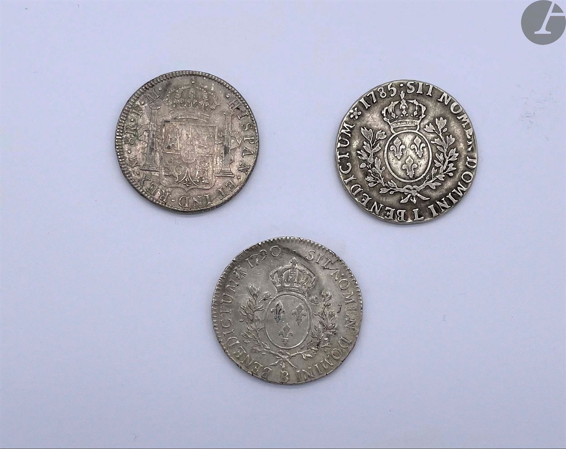 Lot de 3 monnaies en argent, 2 écus Louis XVI, 1785 Bayonne, 1790 Rouen.

Joints 8 réaux Charles III Mexique, 1786 Mexico.

TB et TTB.