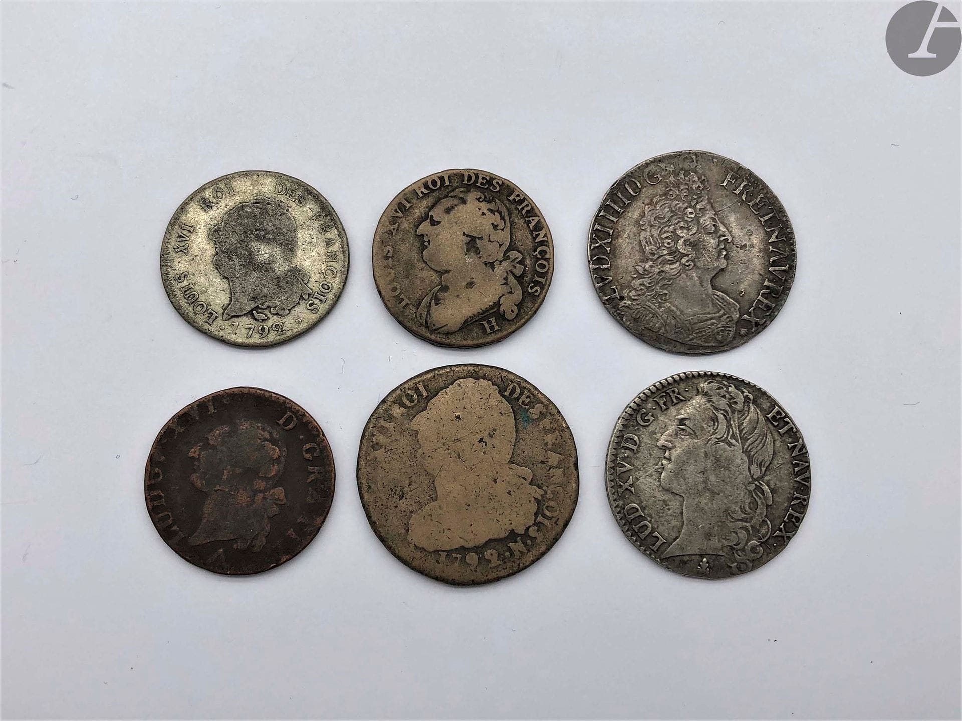 Lot de 44 monnaies en bronze principalement françaises, XVIIIe et XIXe.

Joints trois monnaies royales françaises divisionnaires en argent (2 demi écus Louis XIV (aux insignes Paris) et Louis XV (au bandeau, 1753 Riom)) et 30 sols Constitution 1792 N.

Les 44 exemplaires dans l'ensemble TB.