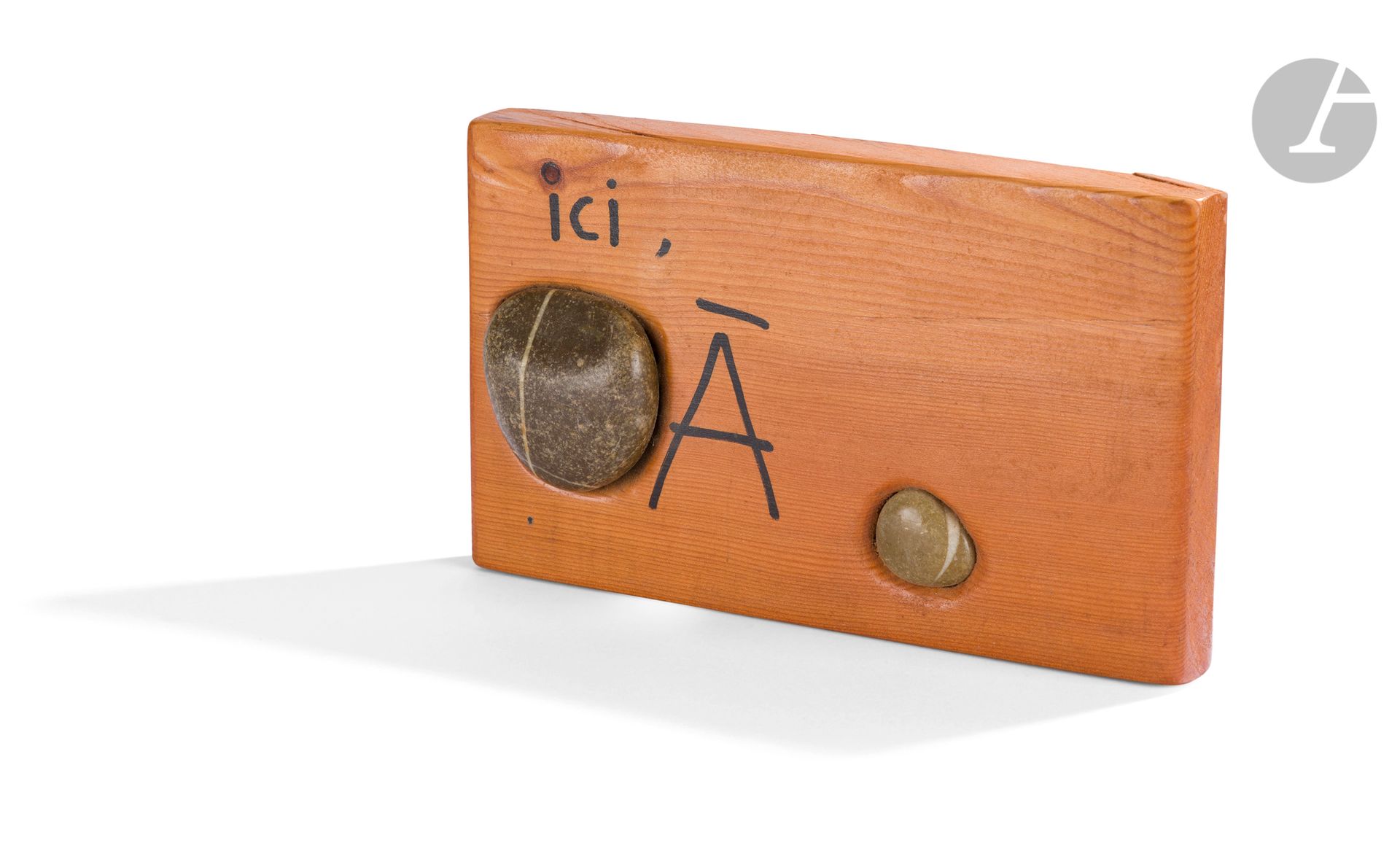 Jean DUPUY (1925-2021)
Ici, là, 1990
Galets incrustés dans un bois.
Signé, daté, titré et situé au dos.
15,5 x 25 x 5 cm