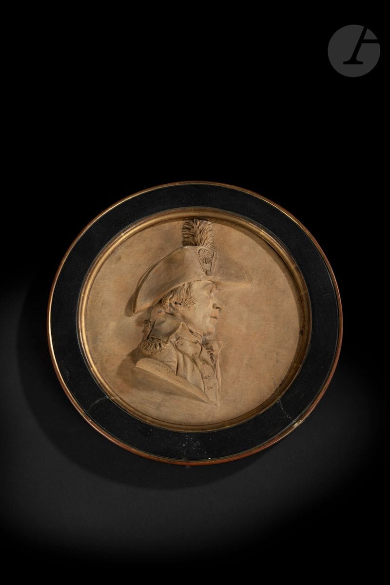 Joseph Chinard (1756-1813)
Portrait de François-Amédée Doppet (1753-1800), médecin, littérateur...
Médaillon en terre cuite
Signé sous l’épaule « Chinard de Lyon »
Inscription illisible au crayon
D : 22,5 cm, dans un cadre en bois noirci et doré moderne D : 30 cm

Œuvre en rapport : 
- Joseph Chinard, Portrait de François-Amédée Doppet (1753-1800), médecin, littérateur..., médaillon en terre cuite, diam. 23,6 cm, Paris, musée Carnavalet, inv. S22. 

Littérature en rapport :
- Paul Vitry, Exposition d’œuvres du sculpteur Chinard de Lyon (1756-1813) au pavillon de Marsan (Palais du Louvre), novembre 1909-janvier 1910, Paris, É. Lévy, 1909, modèle répertorié sous le n° 100, p. 53.

Peut-être s’agit-il du médaillon exposé sous le numéro 100 lors de l’exposition dédiée à l’artiste au pavillon de Marsan en 1909 présenté comme appartenant à M. Michon.
