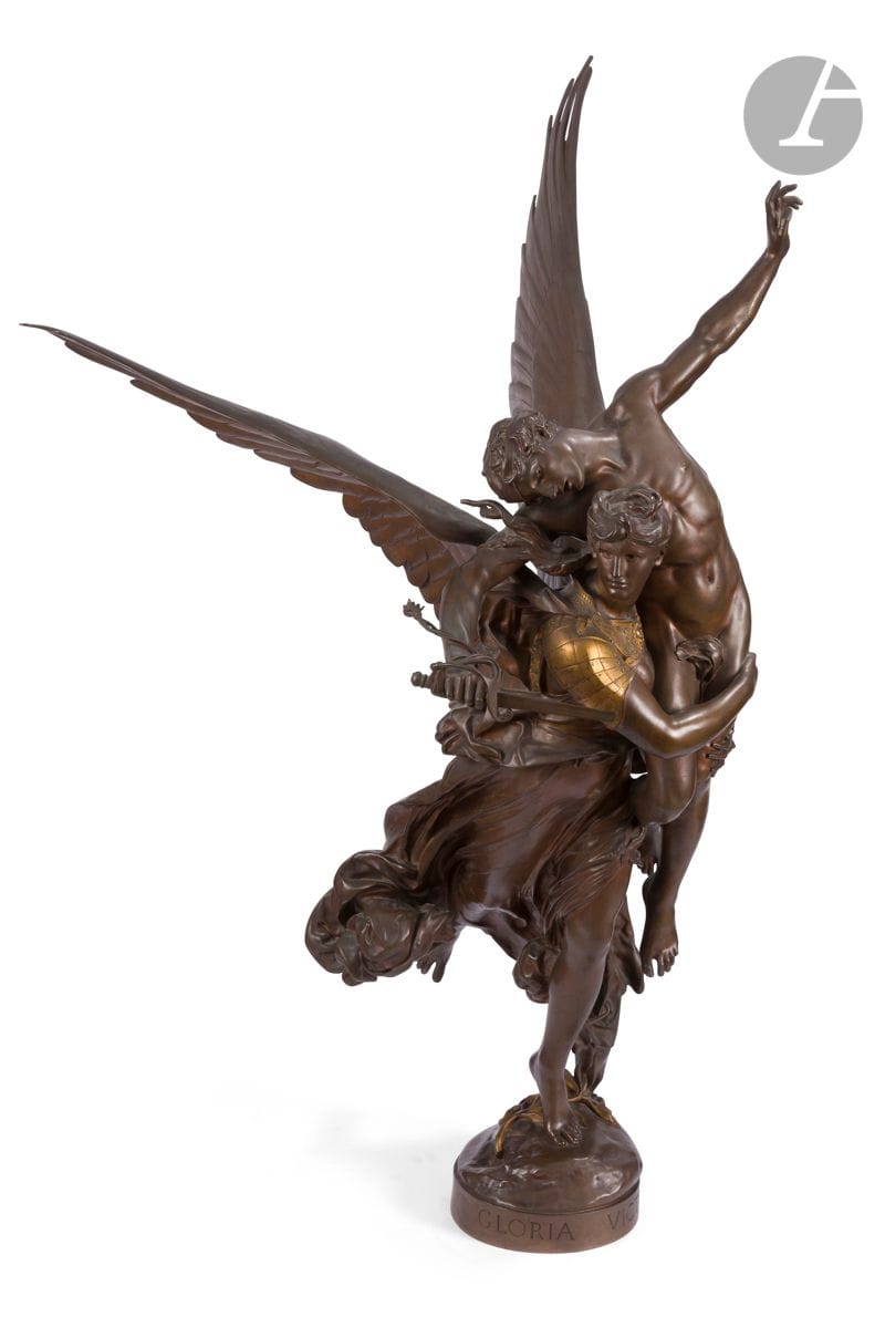 Marius-Jean-Antonin Mercier (1845-1916)
Gloria Victis
Épreuve en bronze à patines médaille et dorée
Titré sur la base « GLORIA VICTIS »
Signé ‘A MERCIE’ sur la base
Porte le cachet circulaire « ACHILLE COLLAS REDUCTION MECANIQUE »
Porte la marque du fondeur « BARBEDIENNE, Fondeur, PARIS »
H : 109 cm sur une base en velours rouge, H : 11,2 cm
Salissures et quelques usures et rayures

Œuvre en rapport :
- Antonin Mercié, Gloria Victis, 1875, bronze, H : 186 x L. 112 x P. 91 cm, Toulouse, musée des Augustins, inv. 48 101 ; 
- Antonin Mercié, Gloria Victis, 1875, bronze, H.311 x L. 192 x P.151 cm, Paris, Petit Palais, inv. PPS3351.

Littérature en rapport : 
- Florence Rionnet, Les bronzes Barbedienne. L’œuvre d’une dynastie de fondeur (1834-1954), Paris, Arthena, 2016, modèle répertorié sous le n° Cat. 1075, pp. 372-373

Au Salon de 1875, Antonin Mercié obtient la médaille d’honneur pour son groupe monumental en bronze Gloria Victis. L’œuvre est commandée par la Ville de Paris suite au succès du plâtre réalisé à Rome, présentée au Salon l’année précédente et achetée par l’État. Exécutée par le fondeur Thiébaut Frères, le monument est d’abord placé au Square Montholon avant d’intégrer les collections du musée du Petit Palais à Paris. Une esquisse en bronze datant de 1872 est conservée au musée d’Orsay. Face au succès du modèle, le sculpteur établit un contrat d’édition avec le fondeur Barbedienne dès 1877.