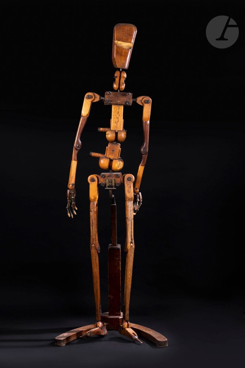 Pierre-François Guillois (1764- ?)
Mannequin articulé
Bois, métal et ficelle
H : 185,5 cm
Traces d’usures

Œuvre en rapport : 
- François Pierre Guillois, Mannequin articulé, bois, métal et ficelle, signé « GUILLOIS », H. 150 x L. 70 x P. 90 cm, Paris, école nationale supérieure des beaux-arts de Paris, inv. MU11724. 

Littérature en rapport : 
- Jane Munro, Mannequin d’artiste, mannequin fétiche, cat. exp. Cambridge, Fitzwilliam Museum, 14 octobre 2014-25 janvier 2015, Paris, Musée Bourdelle, 31 mars-12 juillet 2015, Paris, Paris Musées, 2015, pp. 50-51.

Ce mannequin en bois est l’œuvre de Pierre-François Guillois, mécanicien et artiste amateur qui travaille en particulier sur le « squelette », c’est-à-dire l’ossature interne du mannequin afin d’en perfectionner les mouvements. Il réalise un mannequin articulé dont la structure en bois est très similaire à celle de la structure osseuse du corps humain permettant ainsi une meilleure mobilité de l’objet, grâce à un système de charnières et de ficelles, et une meilleure compréhension des gestes. Le dessein de Guillois est de faciliter le travail des artistes et de servir de support lors des cours d’anatomie. En mars 1799, il présente une version de son prototype aux professeurs de l’Académie royale. L’École nationale des Beaux-Arts de Paris conserve un exemplaire similaire au nôtre.