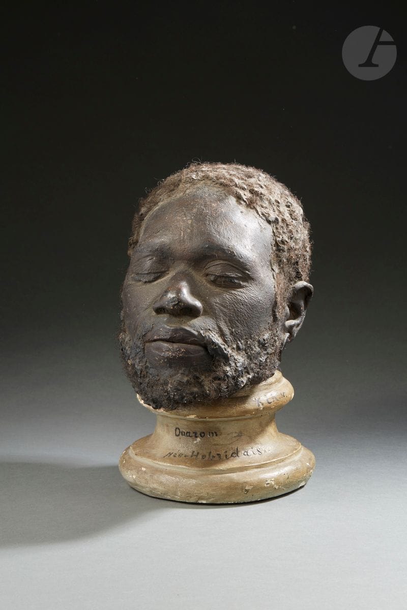 Théophile Chudzinki (1840-1897)
Moulage d’une tête d’un habitant des Nouvelles-Hébrides
Plâtre patiné, cheveux et sourcils, barbe 
Signé « T. CH.SC (pour sculpsit) »
Titré « Ouaron / Néo-Hebridais » 
H : 21 cm, sur un piédouche en plâtre patiné H : 10,5 cm

Littérature en rapport : 
L. Manouvrier, « Notice sur Théophile Chudzinski », dans Bulletins et Mémoires de la Société d’Anthropologie de Paris, 1897, 8, pp. 664-670.

Provenance :
Jacques Villeminot (1924), Paris, puis par descendance.

Cette impressionnante tête est un moulage en plâtre réalisée d’après nature par le spécialiste lituanien des sciences naturelles Théophile Chudzinksi, protégé du professeur Paul Broca, le président-fondateur de la Société d’Anthropologie de Paris. Il a été préparateur-titulaire au Laboratoire d’anthropologie dès les années 1870. 

L’œuvre a appartenu au cinéaste et ethnologue Jacques Villeminot qui a dédié la plus grande partie de sa vie à l’étude des peuples de Nouvelle-Guinée et plus particulièrement aux rites Papous. Son intérêt pour l’anthropologie l’a amené à collectionner des sculptures ethnographiques dont ce rare moulage. On peut rapprocher notre moulage de celui de la tête d’Ataï, chef de la résistance du clan kanak,  moulée à la demande de Pierre Broca par Félix Flandinette en 1879.
