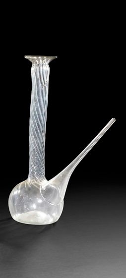 Grand porron ou porrò catalan en verre clair, soufflé, le corps moulé à godrons tournants.
Egrenure au bec.
Espagne ou France, XXe siècle.
H : 35 cm, L : 30 cm