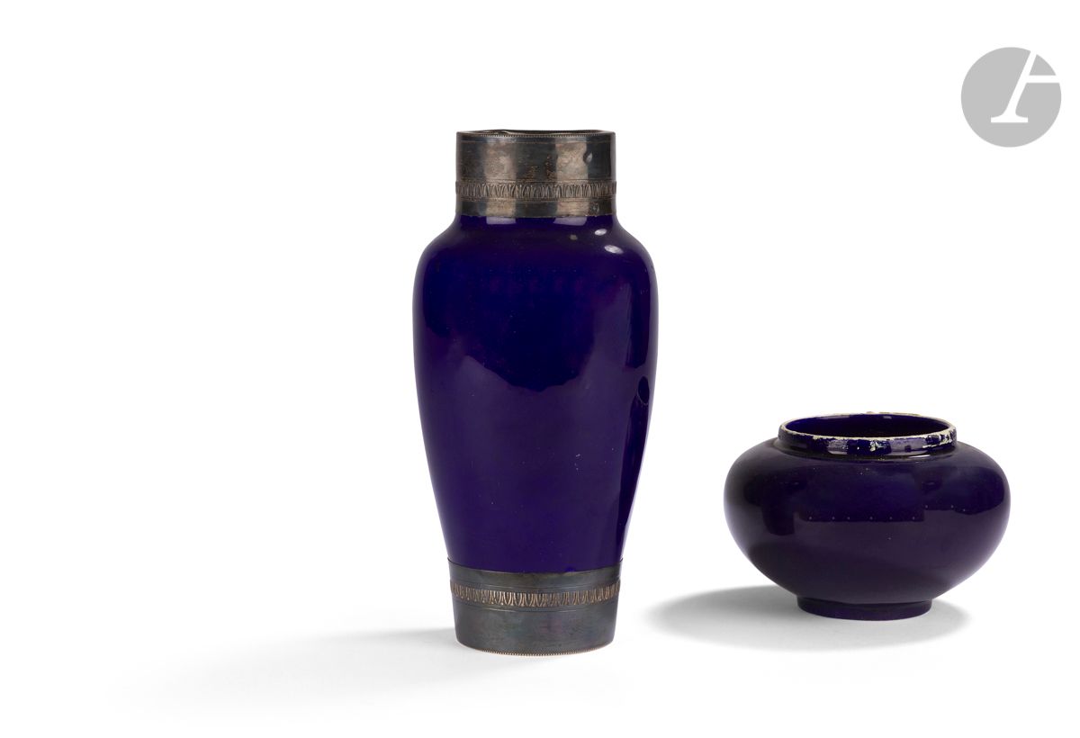 Millet à Sèvres
Un vase ovoïde et un vase oblong en faïence à fond bleu.
Marqués.
L’un avec une monture en argent.
L’un supporté par une base en métal doré, l’autre une base en bois doré.
H : 19 cm et 10 cm
