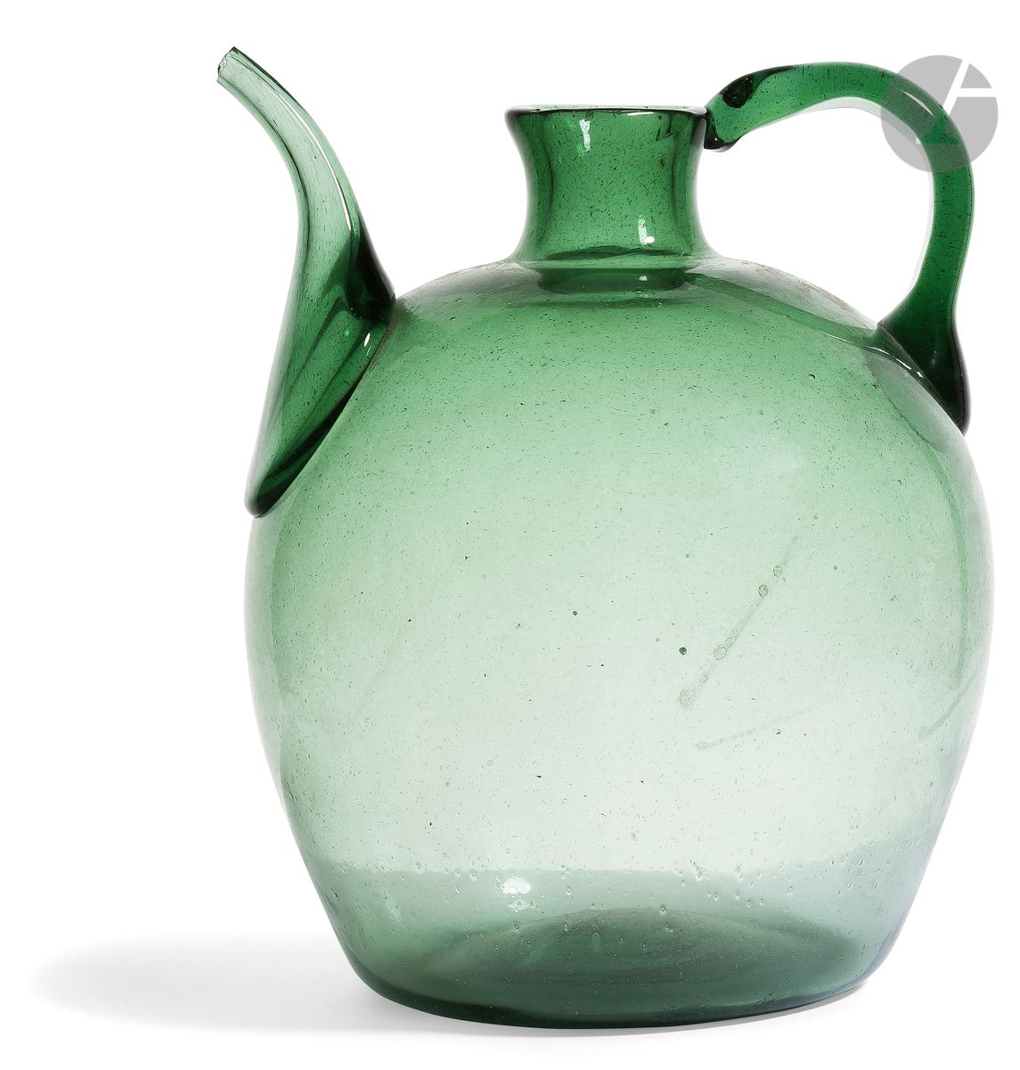 Grand porron en verre soufflé vert. 
L’anse et le bec verseur rapportés. Le pontil en quatre points non poli. Egrenure au bec verseur.
Sud-Ouest ou Espagne, deuxième moitié du XVIIIe siècle.
H : 26,5 cm