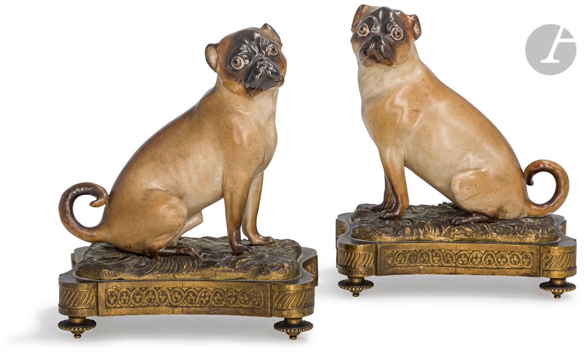 Meissen
Paire de carlins en porcelaine assis sur des terrasses en bronze doré de style Louis XVI.
Fin du XIXe siècle.
H :18 cm
Éclats à 3 pattes sur l’un