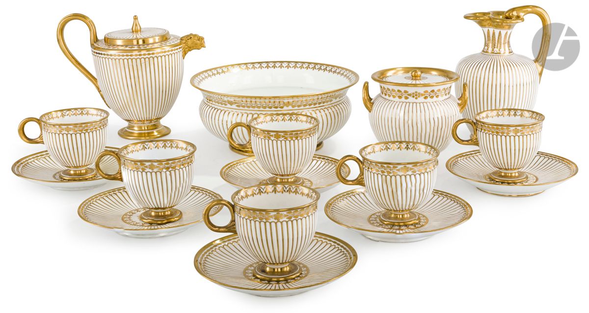 Sèvres
Déjeuner en porcelaine à décor en or de guirlandes de feuillages et de godrons en relief comprenant une théière couverte, un pot à sucre étrusque couvert, un pot à lait, une jatte, six tasses, six soucoupes.
Marqués LL entrelacés, fleur de lys, Sèvres 24, une soucoupe marquée : CC entrelacés.
Époque Restauration, année 1824. 
H de la théière 16 cm, H du pot à lait 17 cm, H du pot à sucre 10,5 cm, D de la jatte 20,5 cm, H des tasses 7 cm, D des soucoupes 14 cm
Accident recollé sur le bord de la théière, deux éclats et une fêlure à la jatte.