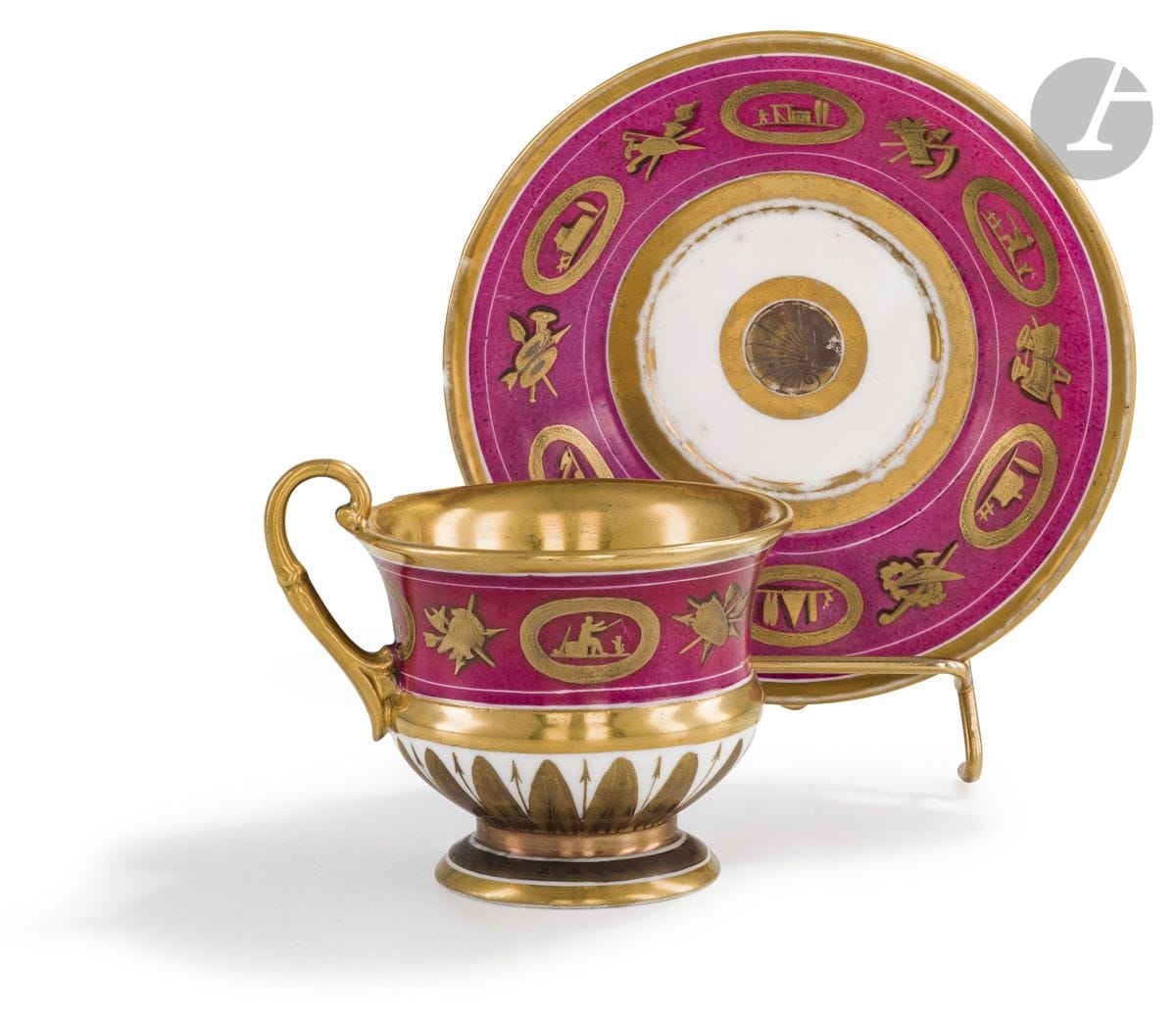 Paris
Porcelain cup and saucer decorated in gold with trophies and shells on a purple background
Restoration period.
H : 9 cm, D : 15 cm