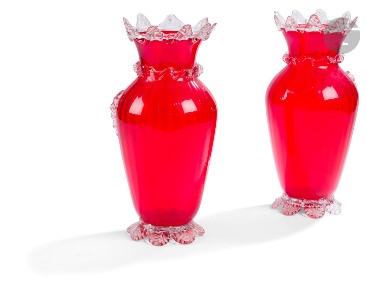Pair of red glass vases.
Applied with a bear head mascaron, in clear glass. Work in the clip in clear glass, on the edge and on the seat.
Unpolished pontil
Bohemia or France, late 19th century.
H : 32 cm