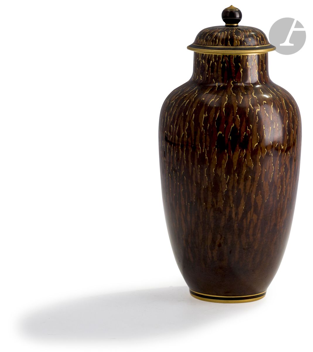 Sèvres
Oblong covered porcelain vase with brown and gold background imitating wood.
Marked: S. 92 and decorated in Sèvres RF 92 in black.
19th century, 1892.
H : 22 cm