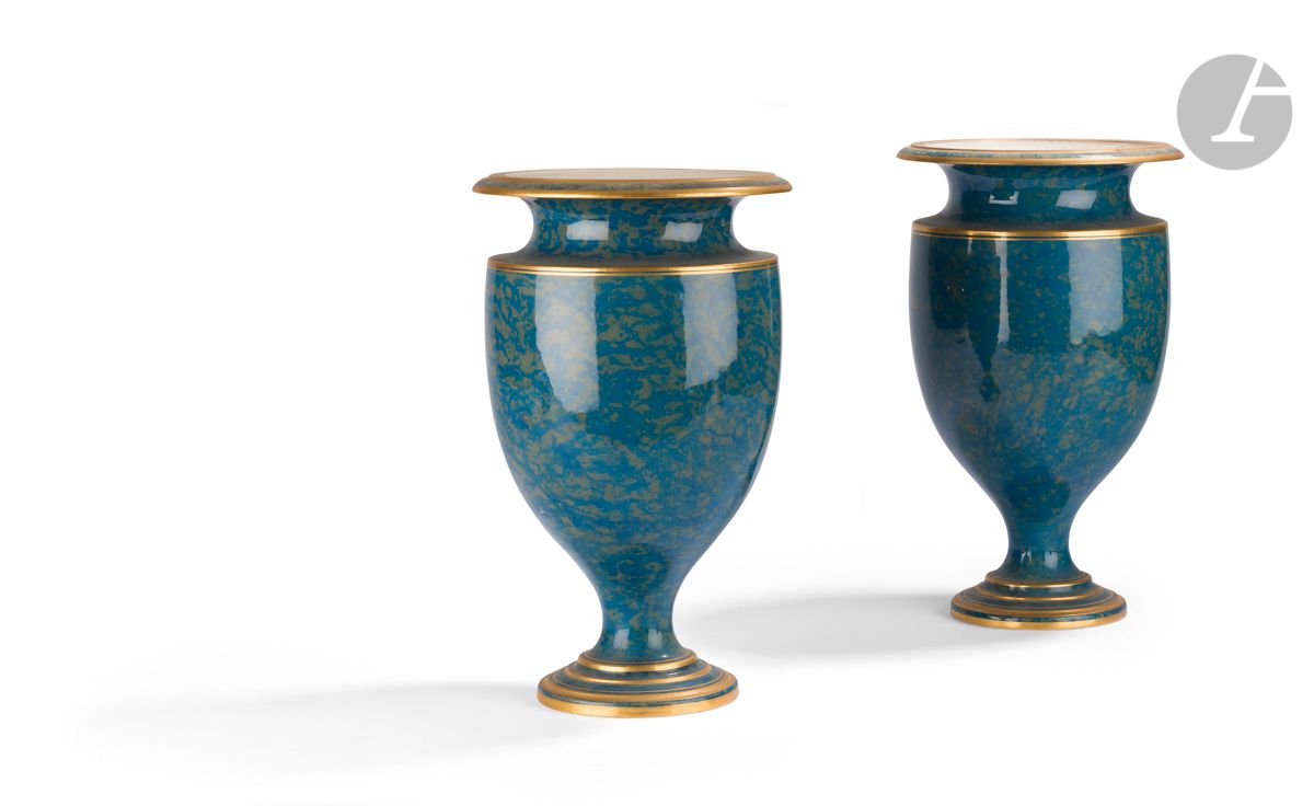 Sèvres
Paire de vases en porcelaine nommés vases de Mycène à fond marbré bleu et vert, filets or sur les bords.
Marqués : S. 81 en vert et doré à Sèvres RF 83 en rouge.
XIXe siècle, 1883.
H : 26 cm