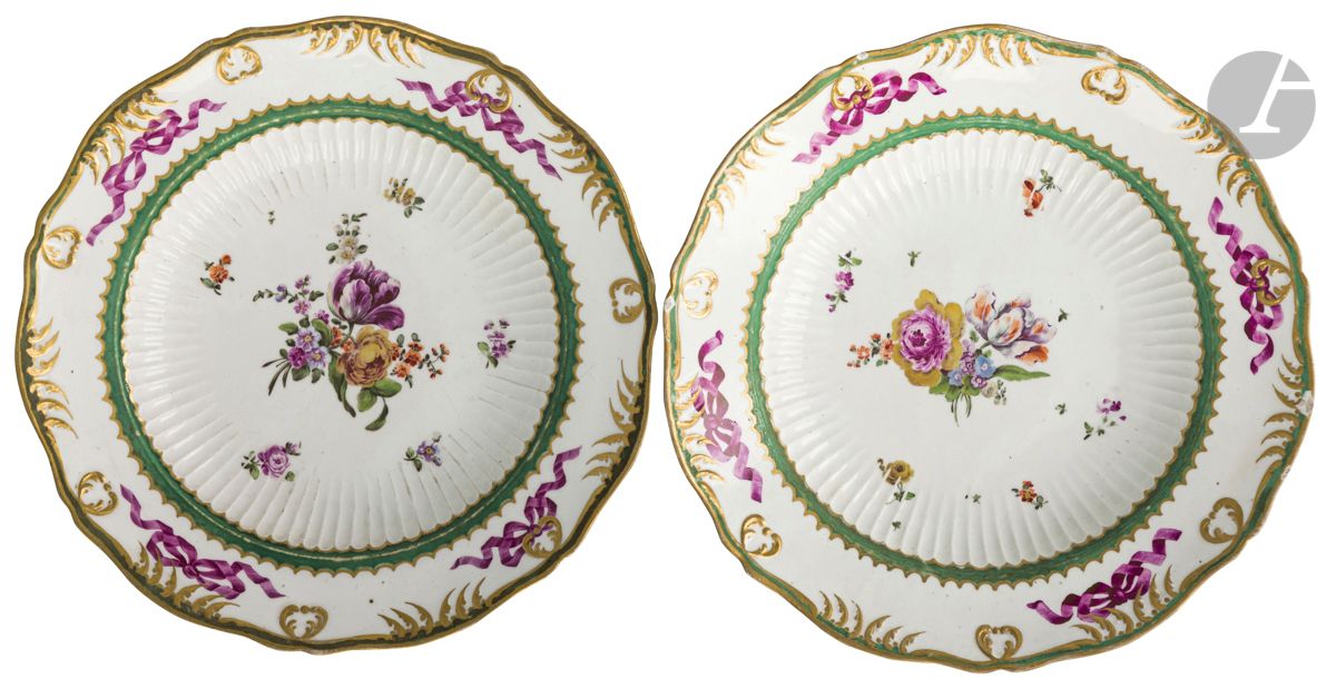 Vienne
Paire de plats creux en porcelaine à cannelures en relief et à décor polychrome de bouquets de fleurs, rubans pourpre et galons à fond vert.
Marquée : écu en bleu.
XVIIIe siècle.
D : 25 cm
Eclats.