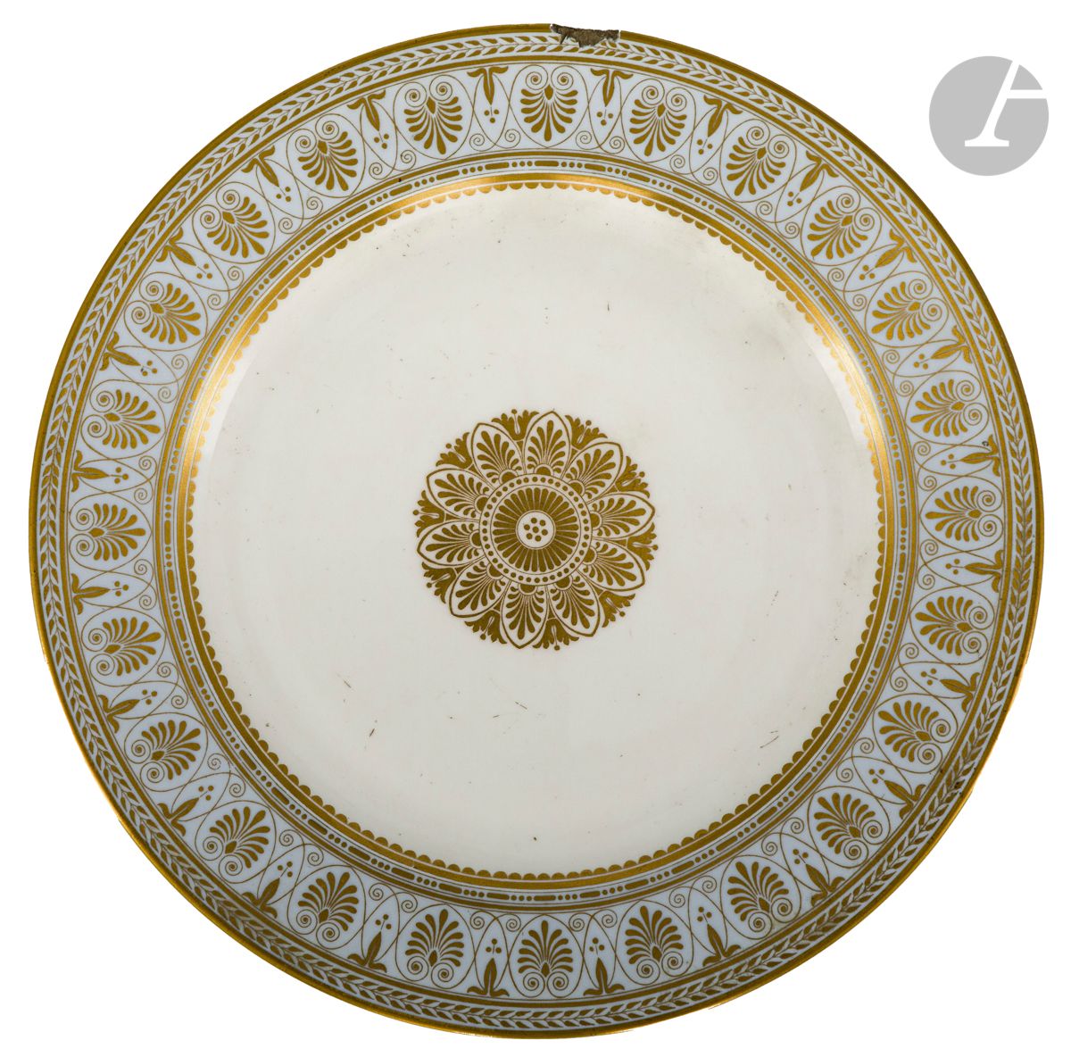 Sèvres
Assiette en porcelaine à décor en or d’une rosace au centre et sur l’aile de palmettes sur fond bleu agate. 
Marquée : S.58 en vert et N couronné doré à Sèvres 58 en rouge.
Époque Napoléon III. 
D : 24 cm
Un éclat.