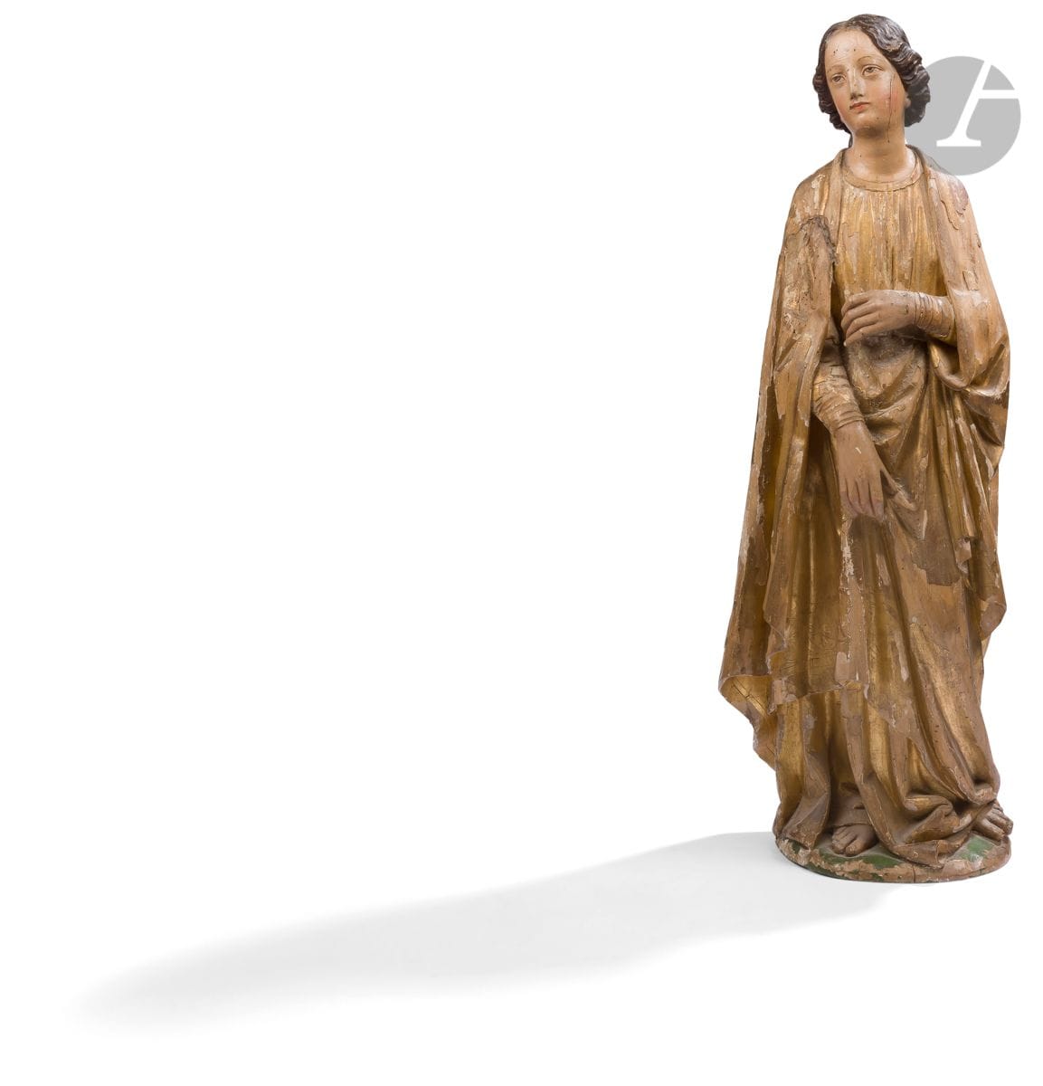Sainte Femme en bois sculpté en ronde-bosse, polychromé et doré. Debout, sa chevelure est composée d’un chignon noué sur la nuque laissant tomber dans le dos une longue mèche ondulée ; elle est vêtue d’une robe et d’un manteau dont un pan revient sur le devant formant des plis dans le bas, terrasse circulaire.
XVIIe siècle
H : 80 cm
(accidents à la dorure, manque à la main gauche, reprise à la polychromie du visage)