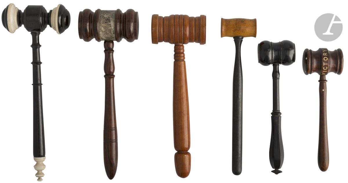 Lot de 6 marteaux de juge : 
- Marteau en bois naturel tourné et teinté. L : 26,5 cm 
- Marteau en ébène tourné. (Chocs et accident à l’extrémité du manche). L : 23 cm
- Marteau en noyer tourné. L : 27,5 cm 
- Marteau en ébène et ivoire tourné. L : 30 cm - Poids brut : 233 g
- Marteau en palissandre, la monture en argent. L : 29 cm
