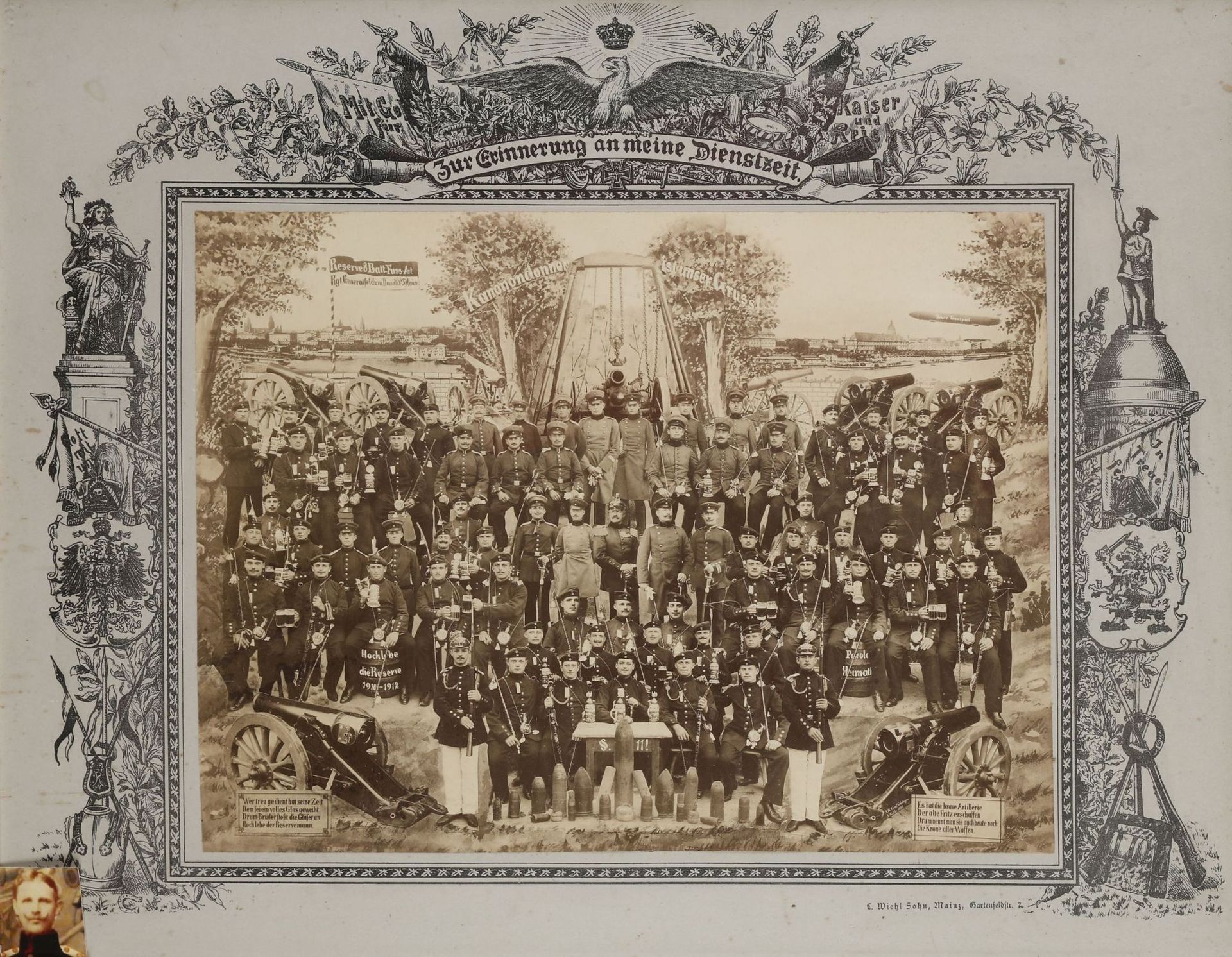 Deux souvenirs du Canonnier FEŸRER de la 8e batterie du Fus Art Rgt n°3 (régiment d’artillerie à pied de campagne) « General Feldzeugmeister », 1er régiment Brandebourgeois. {CR}- Gravure en couleurs avec photographies du réserviste, datée à la plume 1912. {CR}48 x 58 cm{CR}Encadrée sous verre. {CR}- Importante photo des effectifs de la 8e batterie du régiment, en uniforme, avec pipes, gourdes, chopes, cannes de réserviste. {CR}Datée 1910-1912. Wiel Sohn à Mainz. Encadrement gravé. {CR}Le réserviste Feyrer est à gauche, à côté d’un tonneau marqué « Hoche Lebe die Reserve 1910-1912 ». {CR}45 x 56 cm{CR}Encadrée sous verre.