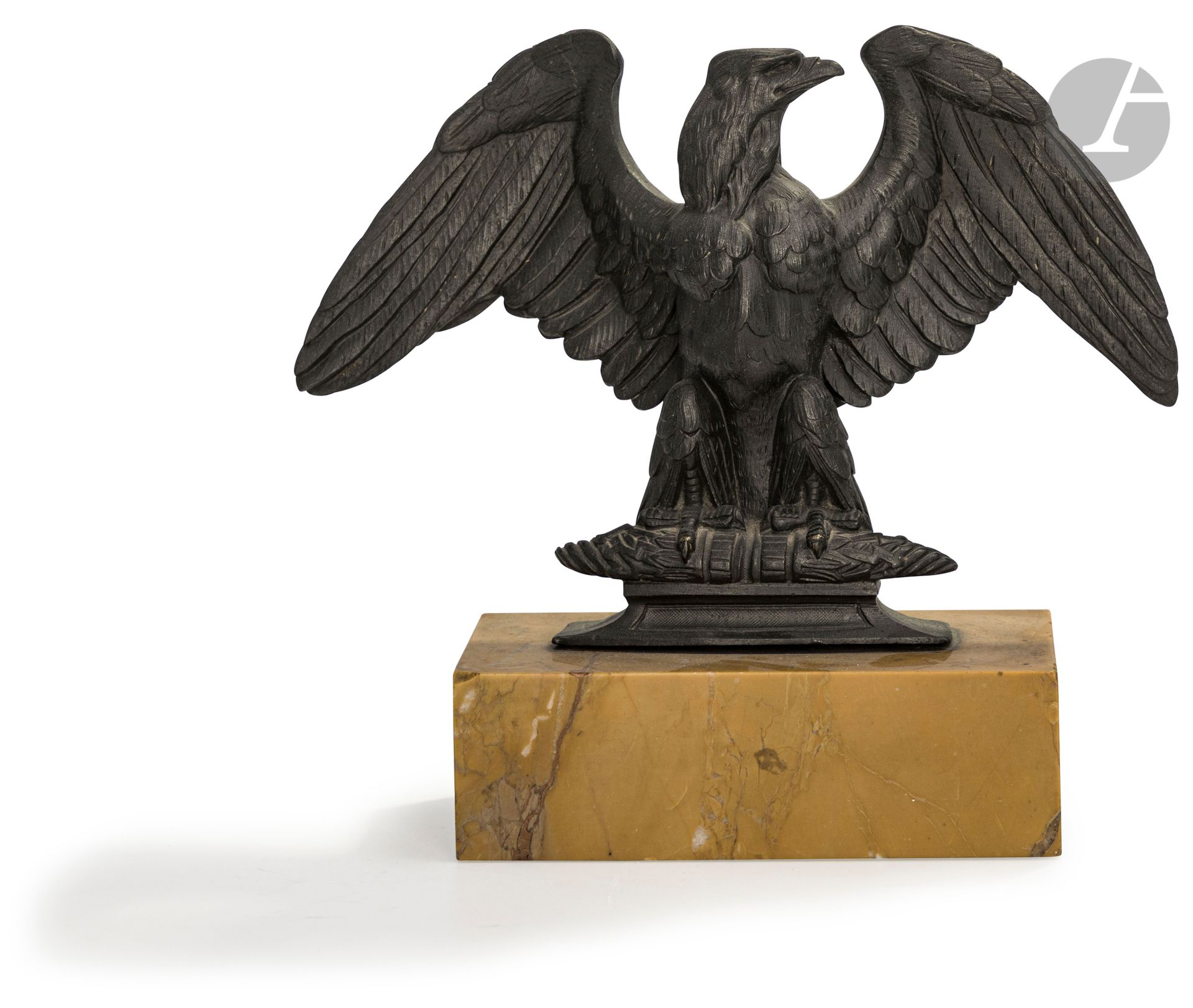 Aigle de parement au modèle dit des Tuileries.{CR}En fonte de fer, montée sur un socle en marbre.{CR}Hauteur avec socle : 23 cm - Envergure : 25,5 cm{CR}B.E. Époque Second Empire.