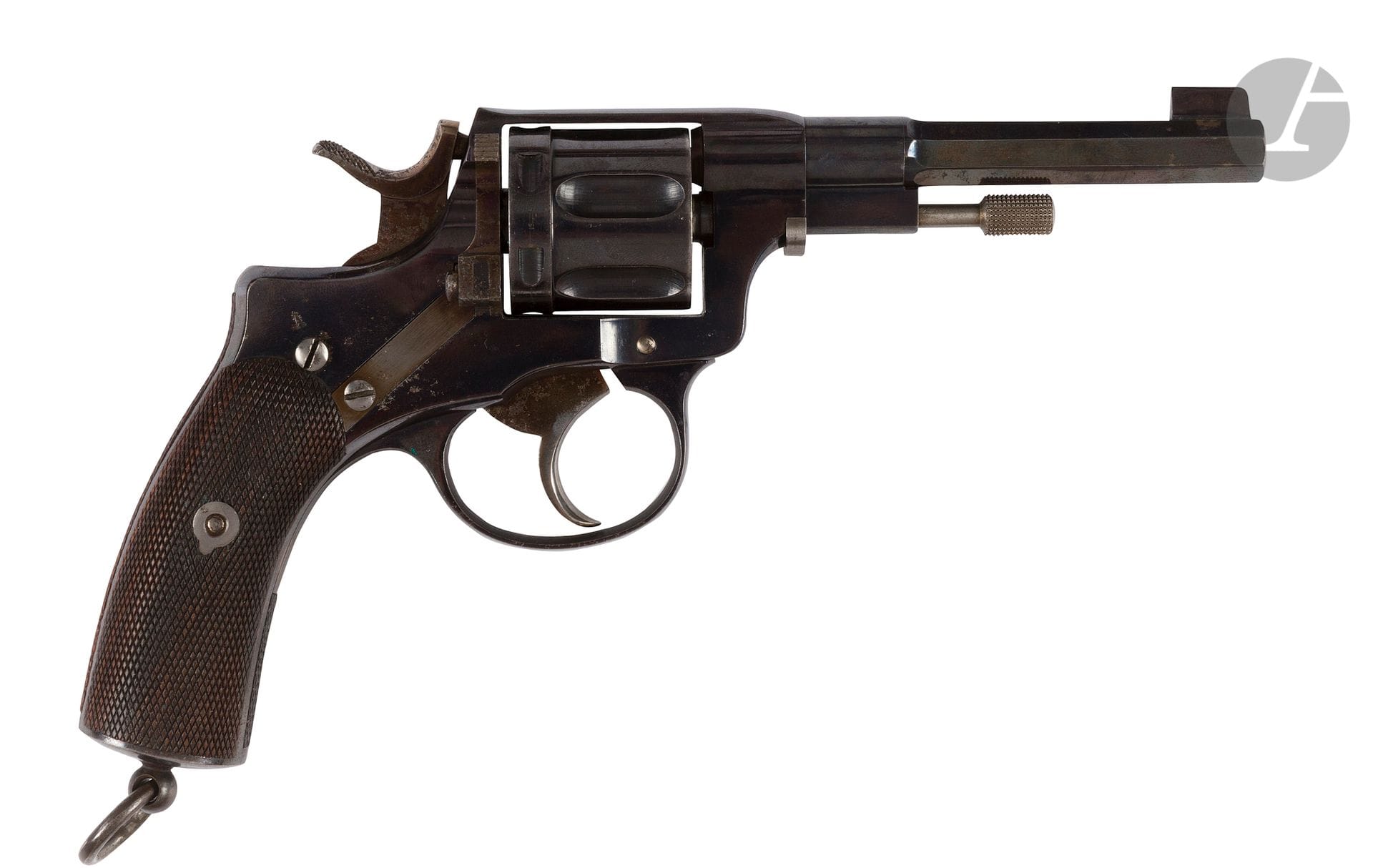 Revolver suédois Nagant Husqvarna modèle 1887, six coups, calibre 7,5 mm{CR}Canon rayé simple et double action. Barillet évidé. Carcasse fermée. Chien rebondissant. Plaquettes de crosse en noyer finement quadrillé.{CR}N°9049.{CR}T.B.E. Finition bleuie d’origine. Beaux marquages et beaux poinçons.{CR}Dans un étui en cuir brun.{CR}On y joint deux cartouchières de ceinture :{CR}- en cuir noir.{CR}- en cuir brun US.