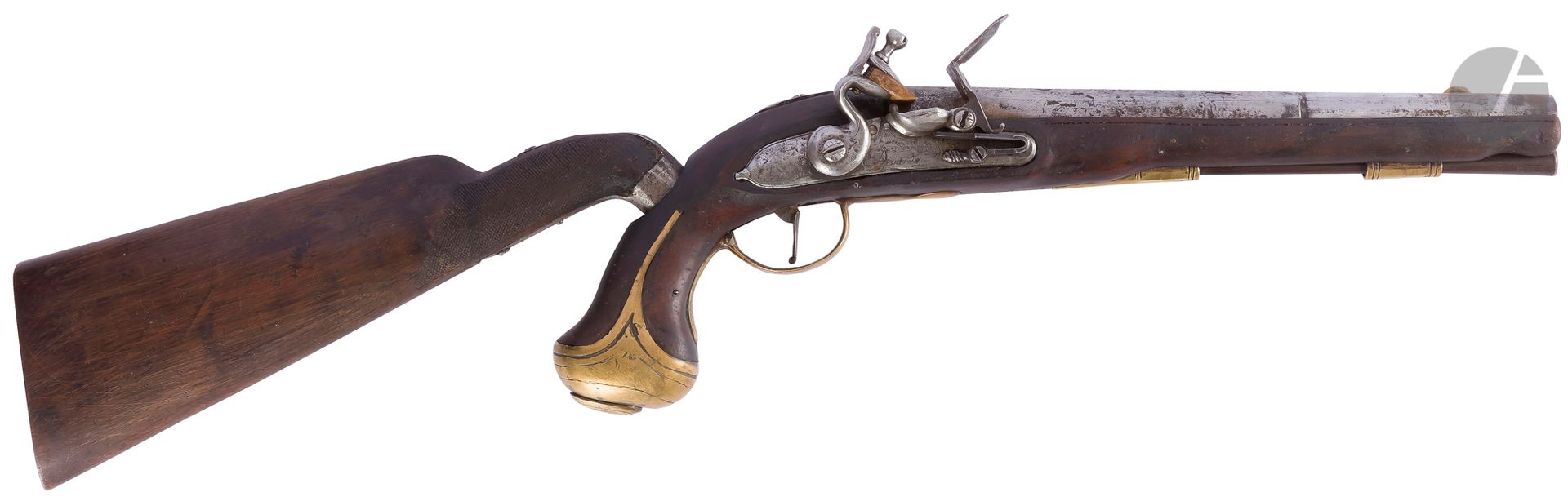 
Pistolet carabine d’arçon à silex.{CR}Canon rond à pans au tonnerre. Platine et chien col de cygne à corps rond, bassinet en fer. Garnitures en laiton. Crosse en noyer montée avec une crosse pour transformation en carabine. Baguette en bois. {CR}Longueur totale : 43,5 cm - Longueur du canon : 38,5 cm - Longueur avec crosse : 66,5 cm{CR}Remontage composite, avec éléments modernes. En partie Balkans, milieu du XIXe siècle. Enture au fût sur 12 cm.



Nota : L’état des armes de la collection de M.A. est donné à titre indicatif, beaucoup d’armes ayant subi des modifications, des réparations et des restaurations.

 

 Nous avons relevé́ et noté les principales. Elles sont vendues en l’état 
