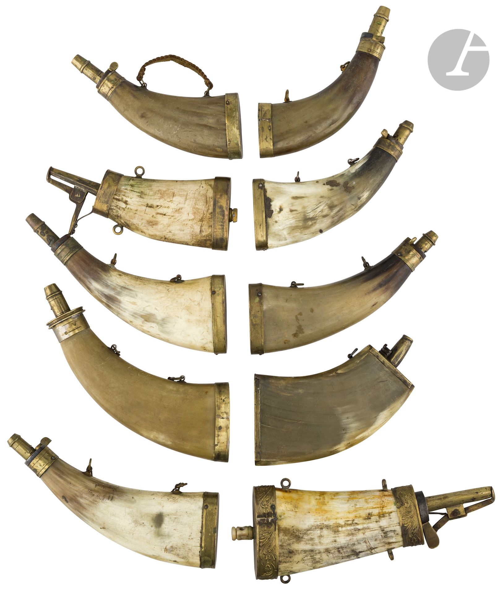 Lot of 10 powder flasks in flat blond horn and marbled horn with adjustable spouts and brass fittings. 19th century.