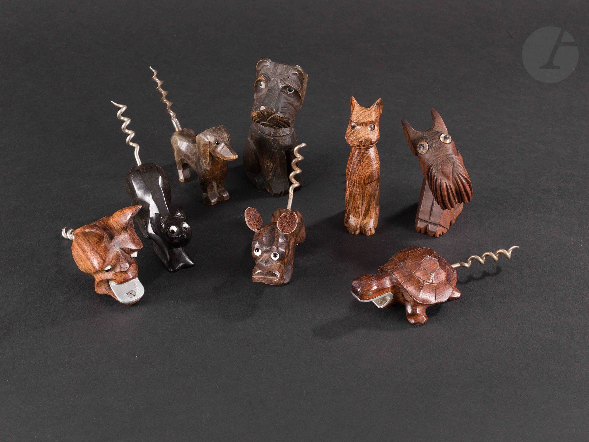 Lot de huit tire-bouchons en bois sculpté figuratif figurant des animaux (chien, souris, tortue).

L'un est marqué " LANCEL "

Hauteurs : de 8 à 13 cm