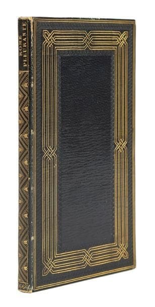 [LÉTI (Grégorio)]
Rome pleurante, ou les entretiens du Tibre et de Rome. Traduit de l'Italien. Leyde: Henry & Pierre de Lorme, 1666. Petit in-12, 68 pp. - Maroquin bleu nuit, plats ornés de deux encadrements composés d'une roulette à froid séparés par un large cadre de 4 doubles filets dorés s'entrelaçant aux coins et aux quatre points cardinaux, double filet doré en encadrement aux bords des plats, dos lisse orné de trois doubles filets dorés en zigzag et de petits motifs dorés sur un fond de points dorés, triple filet doré intérieur, tranches dorées (Purgold). Contrefaçon de l'édition à la sphère imprimée par Foppens à Bruxelles en 1666, année de l'originale italienne, se rattachant aux éditions des Elzevier. Gregorio Leti (1630-1701) fut historiographe de Charles II d'Angleterre puis de la ville d'Amsterdam et auteur de nombreux écrits parmi lesquels plusieurs libelles anti-catholiques. Cet ouvrage fut composé alors que l'auteur était encore résidant de Genève où il était professeur privé d'italien. Composé sous la forme de trois entretiens entre Tibre et Rome, il fait partie d'une série de livres anti-romains, précédant de deux années le fameux Putanisme de Rome. TRÈS BELLE ET FINE RELIURE A ENTRELACS DE PURGOLD. La décoration du dos est particulièrement exquise. Frottements aux mors et aux coins