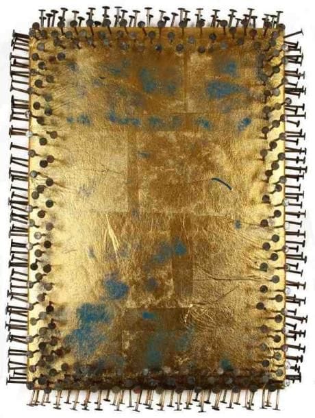Kalam (XXe siècle)
Fétiche à clous or outre-mer, 1996. Acrylique sur toile, feuille d'or et cloutage. Signée, datée et titrée au dos. 50 x 35 cm