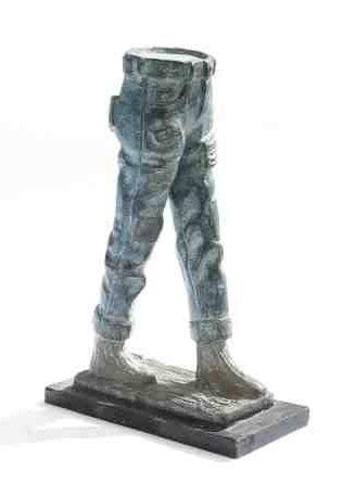 Tomek Kawiak (né en 1943)
Jeans qui marche, Sculpture en bronze à patine verte. Monogrammée et datée sur la terrasse. Cachet du fondeur Gutou. Tirage à 30 exemplaires. Hauteur: 28 cm 4 exemplaires proposés. Seront divisés. Chaque