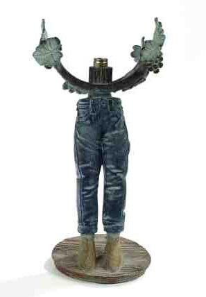 Tomek Kawiak (né en 1943)
La lampe jeans, 1995. Sculpture en bronze à patine verte. Monogrammée et datée sur la terrasse. Cachet du fondeur Venturi Arte. Epreuve d'artiste. Hauteur: 47 cm