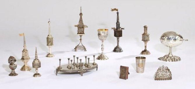 Lampe de Hanoucca (?) en métal argenté ovale reposant sur quatre pieds. Sur le plateau sont fixés 9 bougeoirs miniatures. 21 x 11 cm