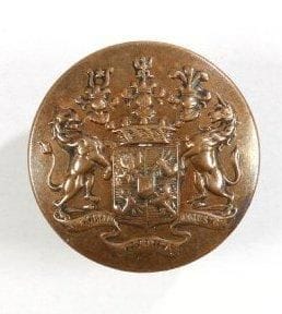 Bouton de livrée aux armes de la famille de Rothschild. Laiton repoussé. Paris. Diamètre: 2,9 cm On joint: une médaille en bronze de 1983 à la mémoire des rabbins Charbit et Ain'kaoua