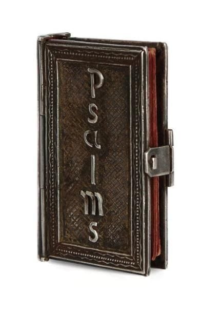 BIBLE - The book of psalms. Imprimé en Terre Sainte, s.l.n.d. Reliure à fermoir en argent gravé avec inclusion colorée sur un des plats, tranches rouges. 5,2 x 3,8 x 1,8 cm Poids brut: 28 g