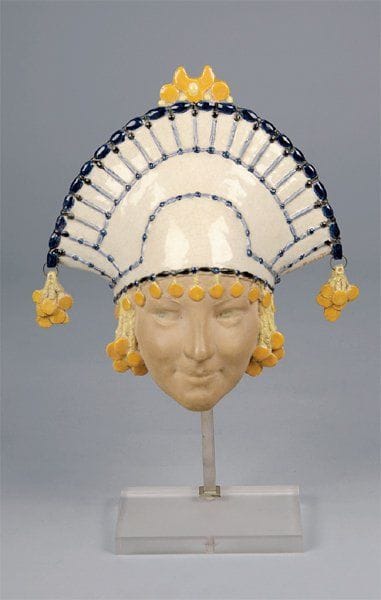 Fanny ROZET (Née en 1881)Henri CHAUMEIL céramiste, (1877-1944)
Masque russe Céramique décorative, d'une tête de femme à la coiffe haute et décorée de piastres, dont deux suspendues sur les extrémités. Signé Fanny Rozet et monogrammé HC pour Henri Chaumeil au dos.