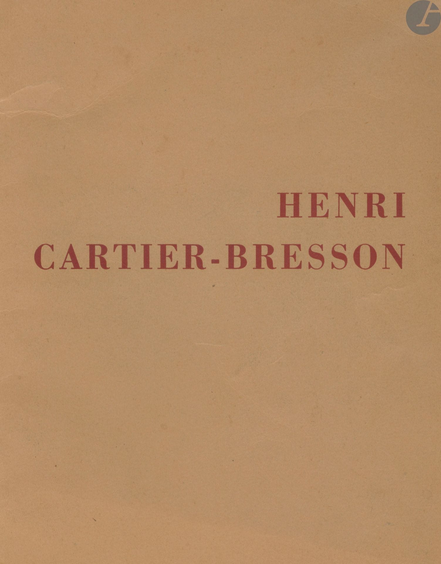 CARTIER-BRESSON, HENRI (1908-2004)
The photographs of Henri Cartier-Bresson.
The Museum of Modern Art, New-York, 1947.
In-8 (25 x 19 cm). Édition originale brochée, sans jaquette. 56 pages. Textes de Lincoln Kirstein et Beaumont Newhall. Couverture souple titrée.